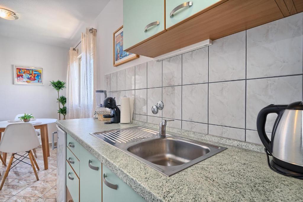 Kuchyň nebo kuchyňský kout v ubytování Apartments Irena