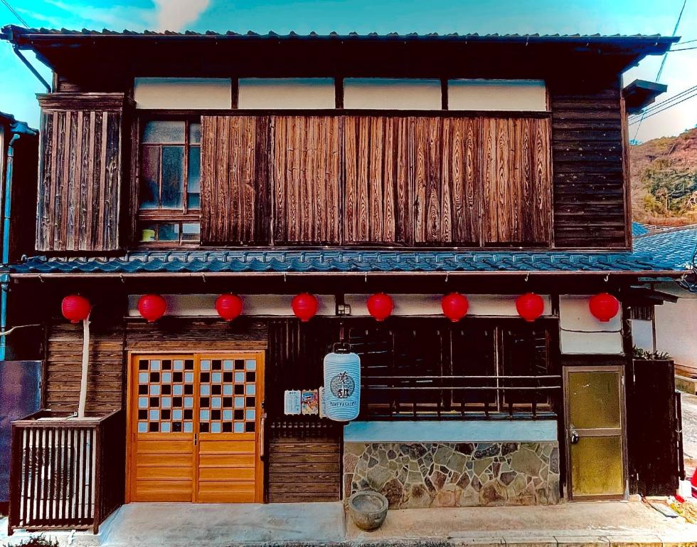 唐津的住宿－Kominka Dining Bar Yumeyashiki- Vacation STAY 50909v，一座有红灯笼的亚洲建筑