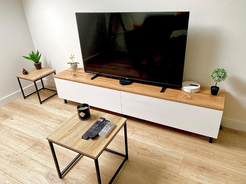 Televízia a/alebo spoločenská miestnosť v ubytovaní L’appartement du Fayé avec jacuzzi privé