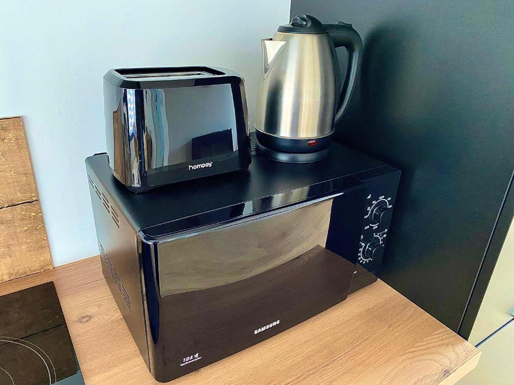 Príslušenstvo na prípravu kávy alebo čaju v ubytovaní L’appartement du Fayé avec jacuzzi privé
