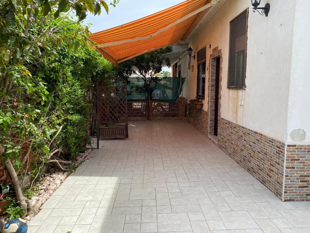 een ingang naar een huis met een oranje dak bij Casa Sole e Mare in Catania