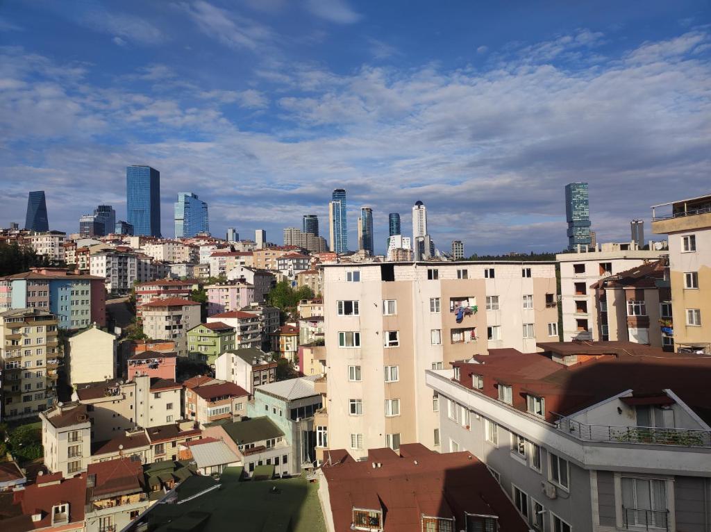 vistas a una ciudad con edificios altos en Stay N play, en Estambul