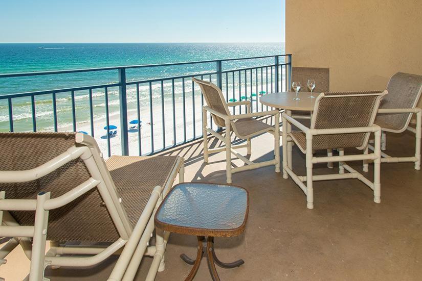 uma varanda com cadeiras e uma mesa e o oceano em Nautilus 1603 - Gulf Front 2 Bedroom - 6th Floor em Fort Walton Beach