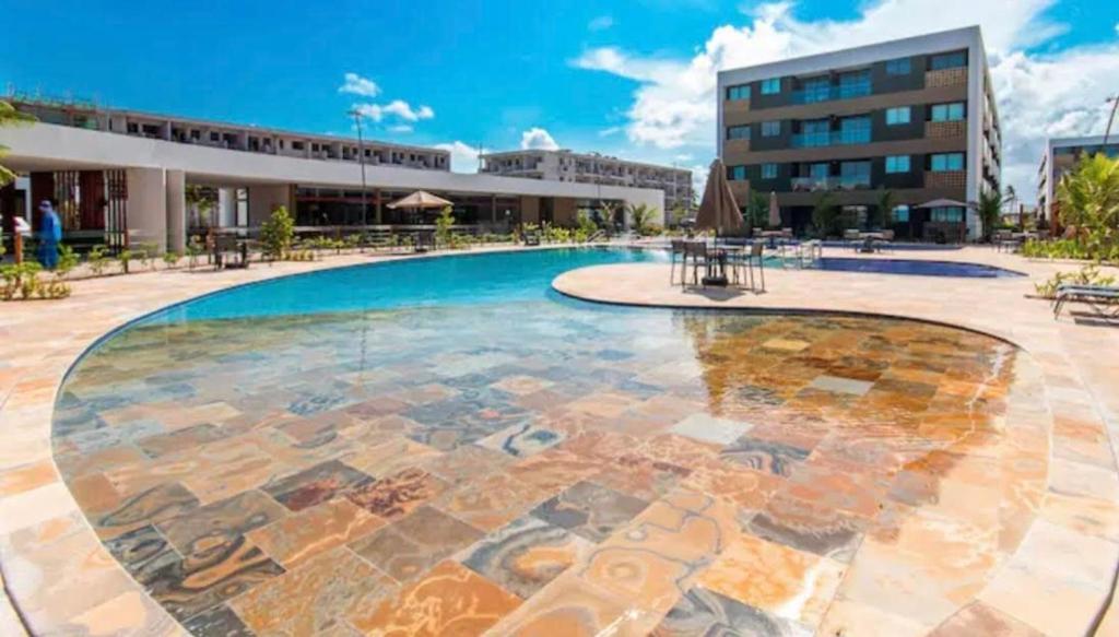 ein großes Schwimmbad vor einem Gebäude in der Unterkunft Mana Beach Experience B 114, Porto de Galinhas in Porto De Galinhas