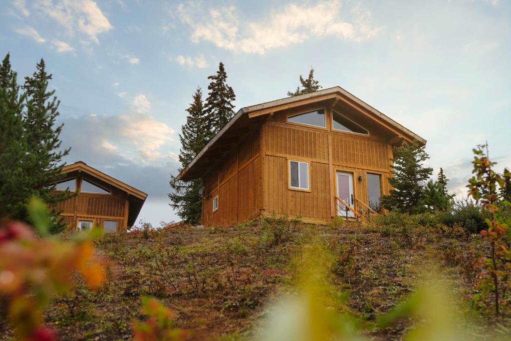 una casa de madera en la cima de una colina en Red Cariboo Resort, en Anahim Lake
