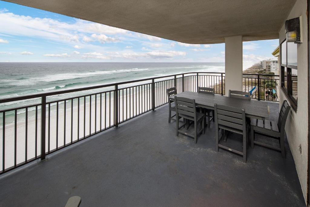 balcone con tavolo, sedie e vista sull'oceano di Nautilus 1701 Gulf Front 2 Bedroom Large Penthouse Huge Wrap Around Balcony a Fort Walton Beach