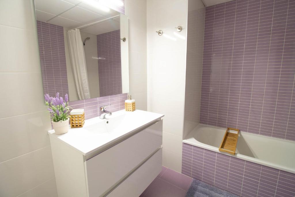 Kúpeľňa v ubytovaní RentitSpain Apartamento Oasis de Salobreña Gym y Balcón