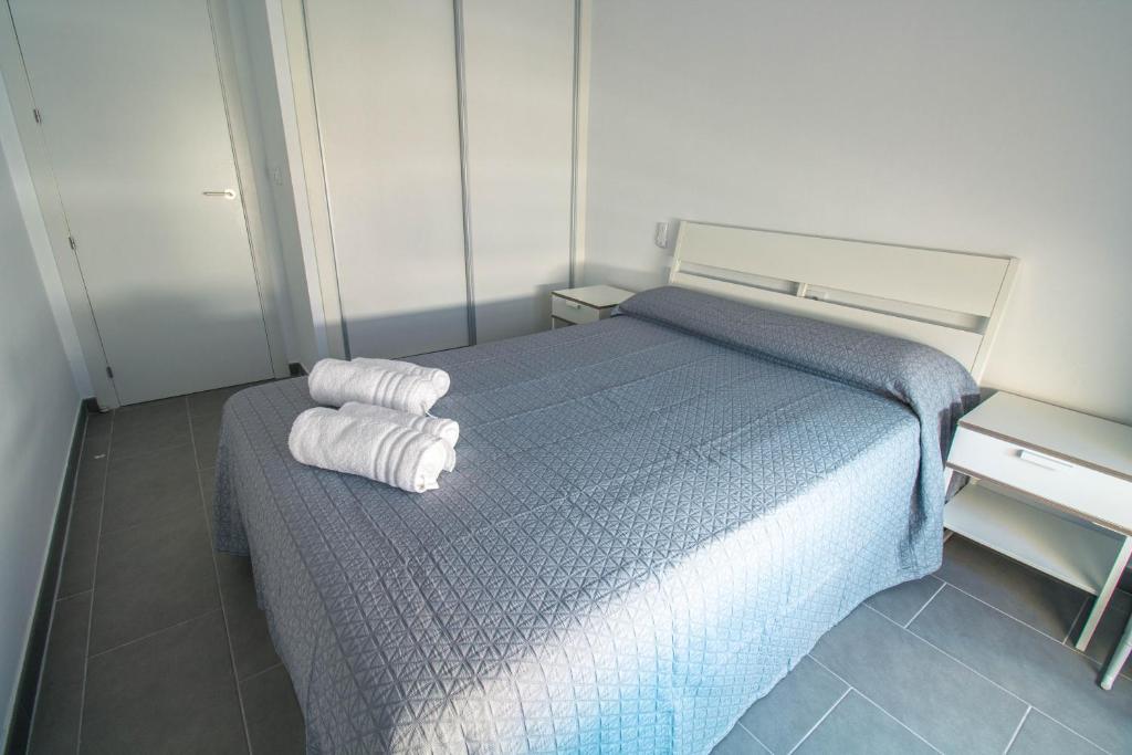 Posteľ alebo postele v izbe v ubytovaní RentitSpain Apartamento Oasis de Salobreña Gym y Balcón
