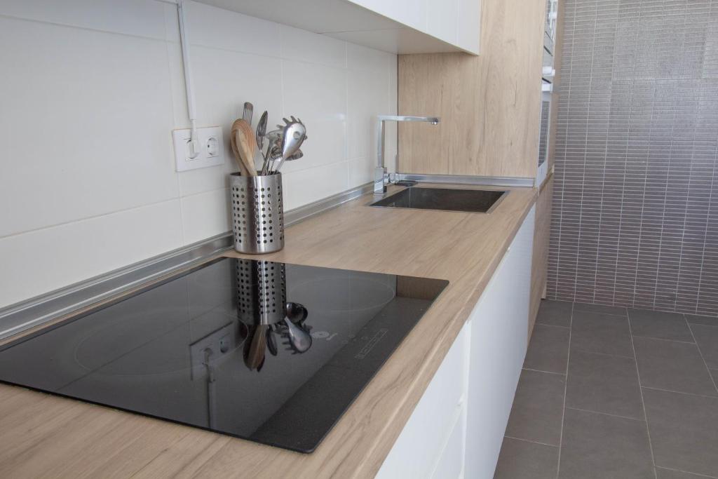 Kuchyňa alebo kuchynka v ubytovaní RentitSpain Apartamento Oasis de Salobreña Gym y Balcón