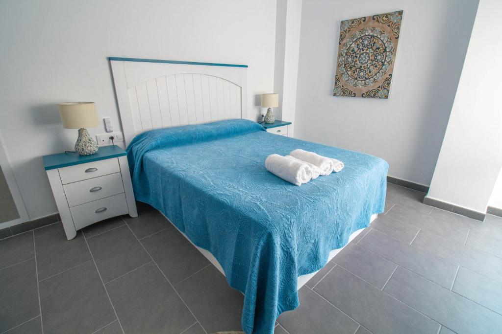 Posteľ alebo postele v izbe v ubytovaní RentitSpain Apartamento Oasis de Salobreña Gym y Balcón