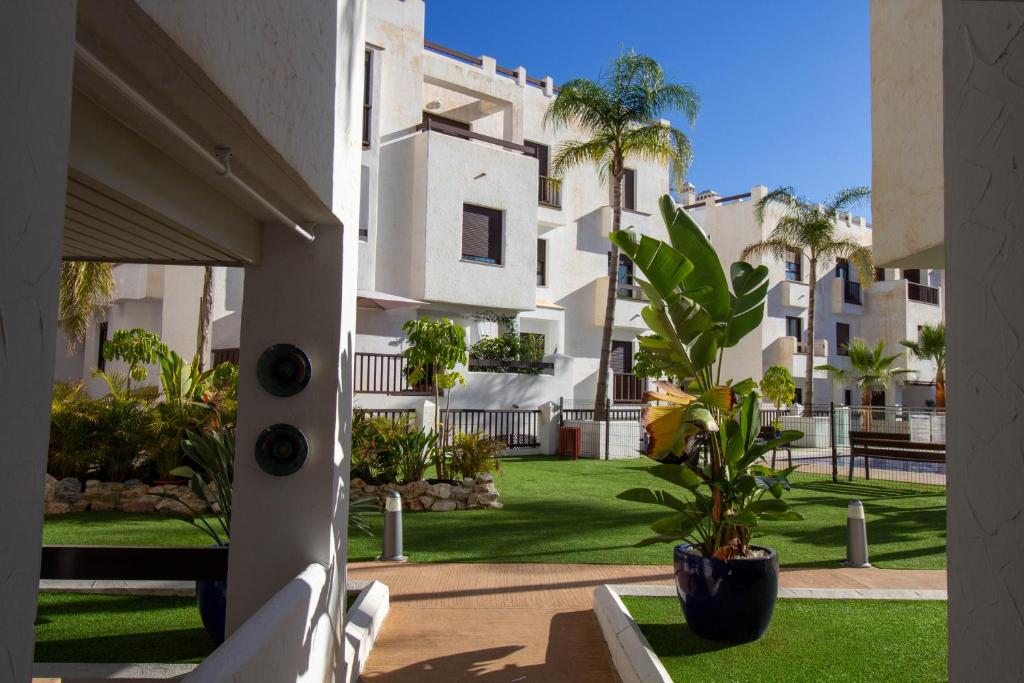 Vonkajšia záhrada v ubytovaní RentitSpain Apartamento Oasis de Salobreña Gym y Balcón
