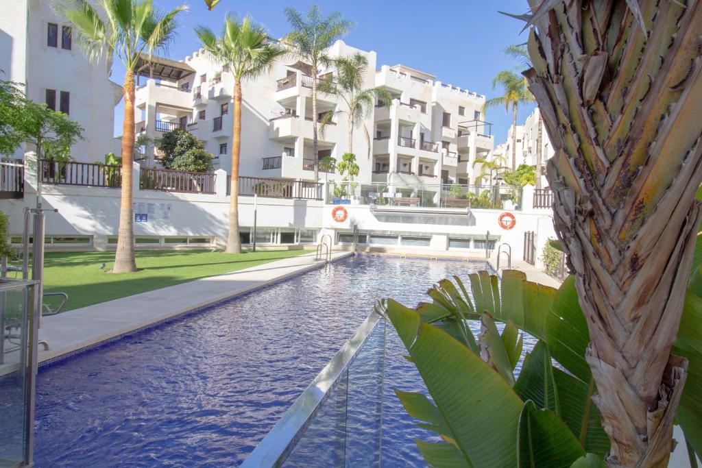 Bazén v ubytovaní RentitSpain Apartamento Oasis de Salobreña Gym y Balcón alebo v jeho blízkosti
