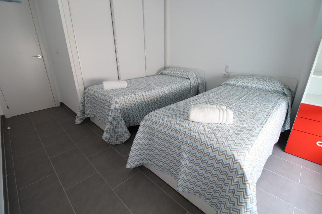 Posteľ alebo postele v izbe v ubytovaní RentitSpain Apartamento Oasis de Salobreña Gym y Balcón