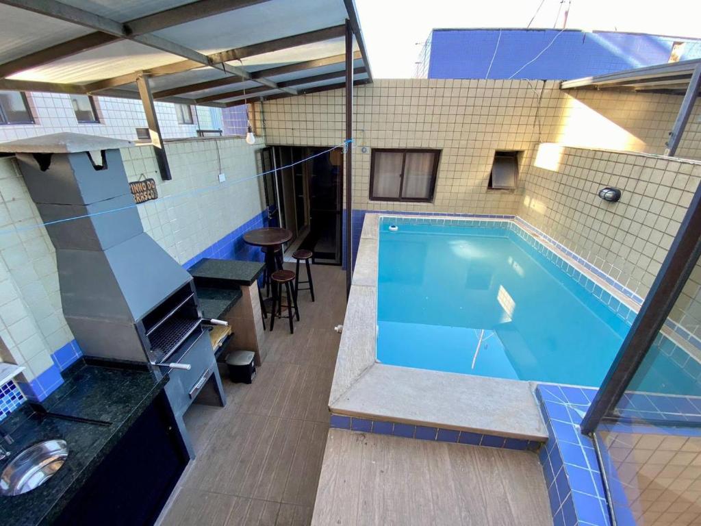 a swimming pool on top of a building at Cobertura Piscina Privativa frente e Vista Mar Centro Mongaguá in Mongaguá