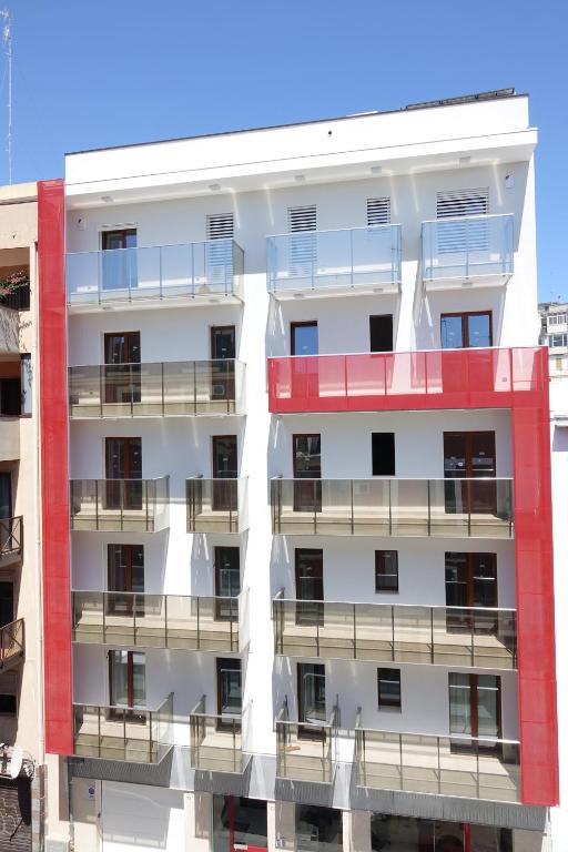 un immeuble avec des balcons rouges et blancs dans l'établissement Central Modern Studio Bari, à Bari