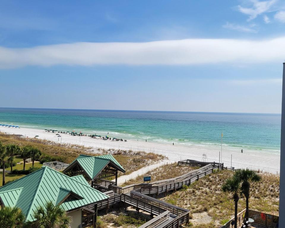 uma vista para uma praia com pessoas na água em Nautilus 2609 Gulf View 2 Bedroom 6th Floor Free Beach Service em Fort Walton Beach