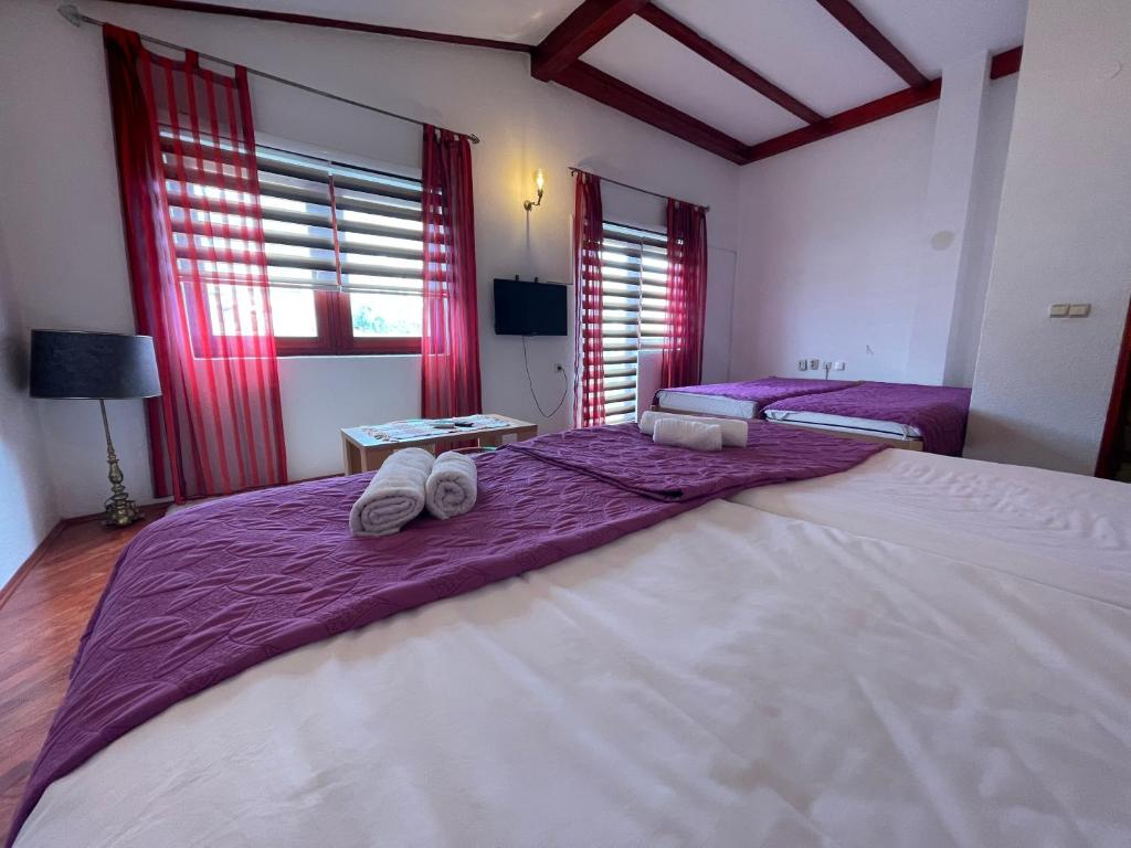 Postel nebo postele na pokoji v ubytování Guest House Goa Mostar