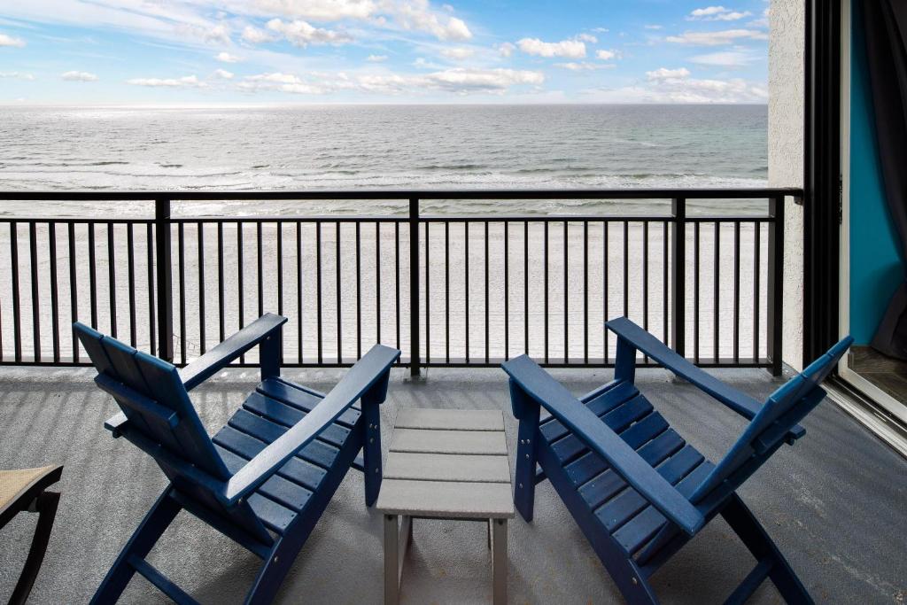 View of Room in Luxury Penthouse with Wraparound Balcony - Airbnb