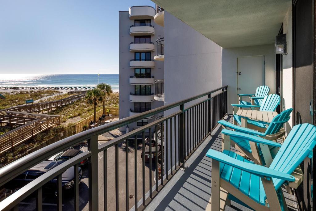 balcón con sillas y vistas a la playa en Nautilus 2408 Gulf View 2 Bedroom 4th Floor Free Beach Service en Fort Walton Beach