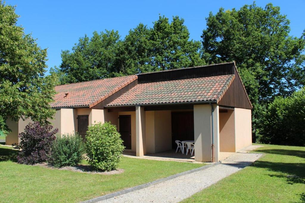 a detached house with a pitched roof at Gîte Les Ribières - gîte n°12 in Les Cars