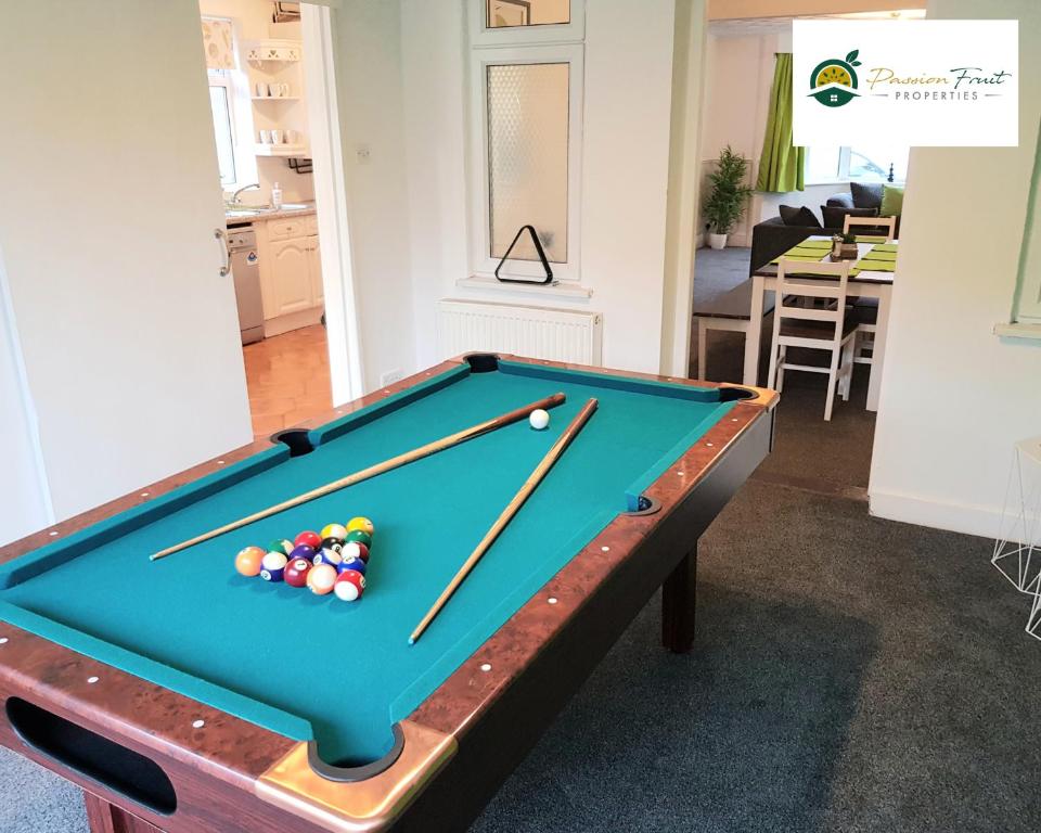 una mesa de billar con pelotas en una habitación en 3 Bedroom 2 Bath House By Passionfruitproperties Near Coventry City Centre - Free Wi-fi, Pool Table And Garden - MAC, en Coventry