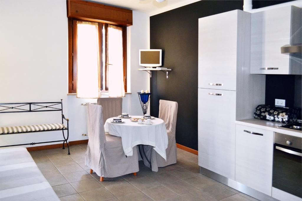 A kitchen or kitchenette at Apartment Il Fiore