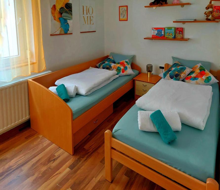 2 camas individuais num quarto com em Apartma Vista montana em Kobarid