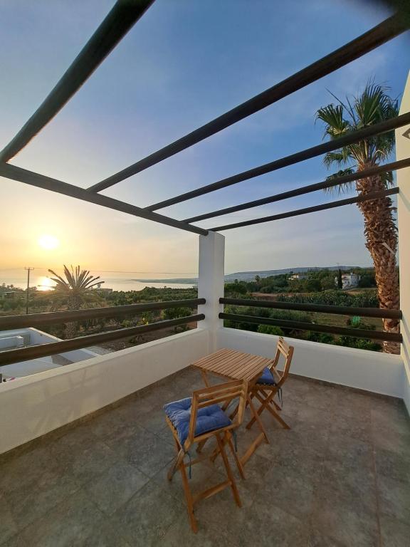un patio con 2 sedie e un tavolo sul balcone di Nireas Villa a Paphos