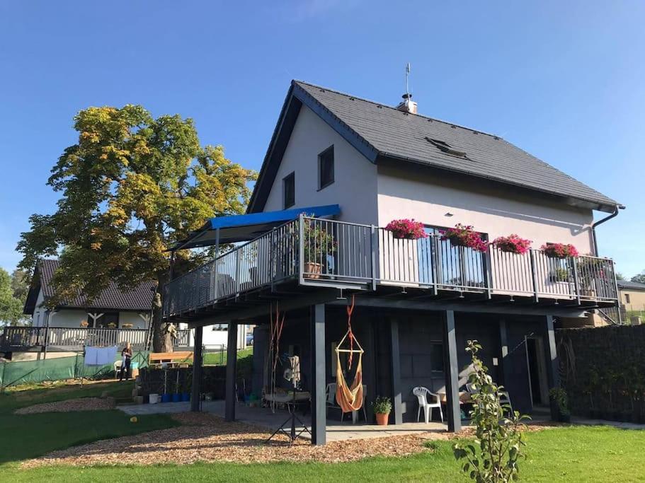 Casa grande con balcón y porche en Apartment Tour Bohemian Switzerland, en Horní Podluží