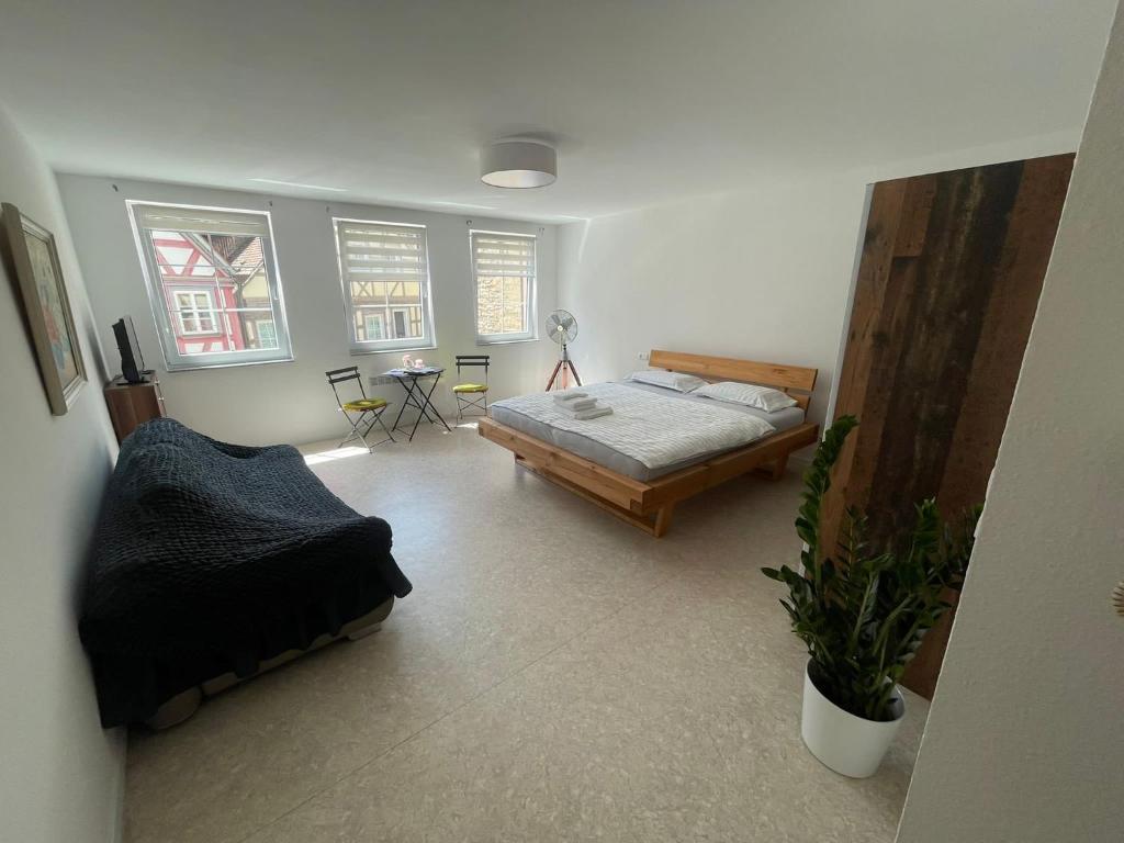 een slaapkamer met een bed en een tafel. bij City living 2 in Schwäbisch Hall