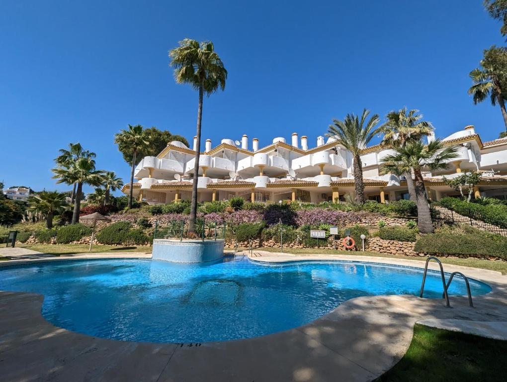 Sitio de CalahondaにあるFantastic views, large apartment with 3 Pools, Minutes from Beach and Golf Mijas Costa Spainのリゾート正面のスイミングプール