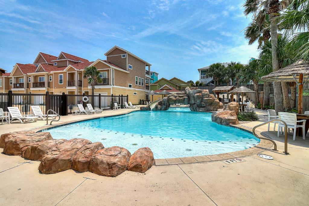 - une grande piscine avec des rochers dans une maison dans l'établissement Carpe BeachBum, à Port Aransas