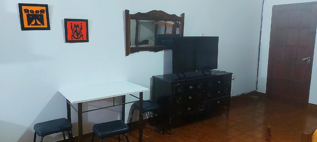 Habitación con mesa y espejo en la pared. en Tutu House en Salta