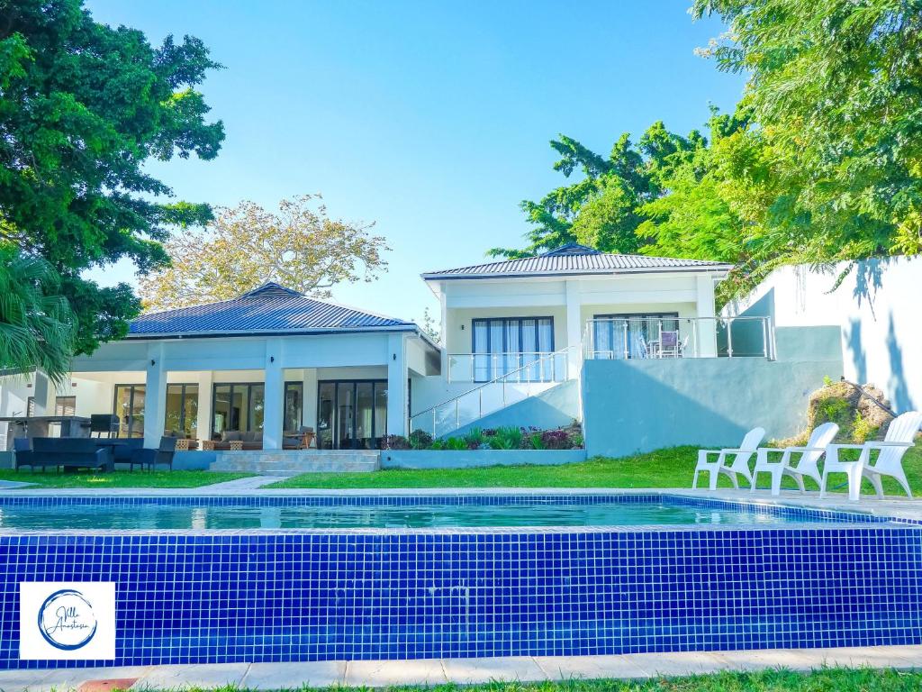 una casa con una piscina di fronte di Villa Anastasia a Siavonga