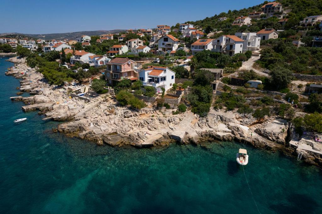 une vue aérienne sur une petite île dans l'eau dans l'établissement Villa Planka Pearl, à Ražanj