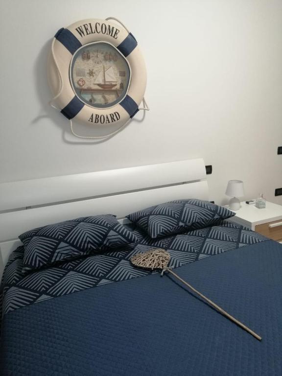A bed or beds in a room at Orizzonte Marino Blu-vacanza ricca di colori