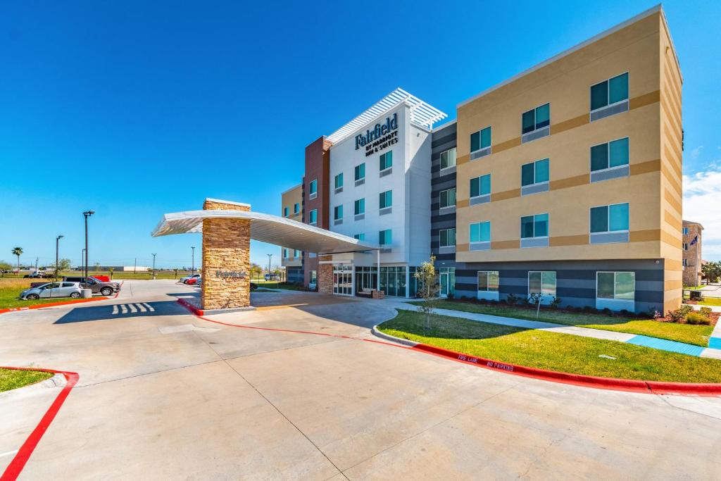 una rappresentazione di un edificio alberghiero con parcheggio di Fairfield Inn & Suites by Marriott Corpus Christi Central a Corpus Christi