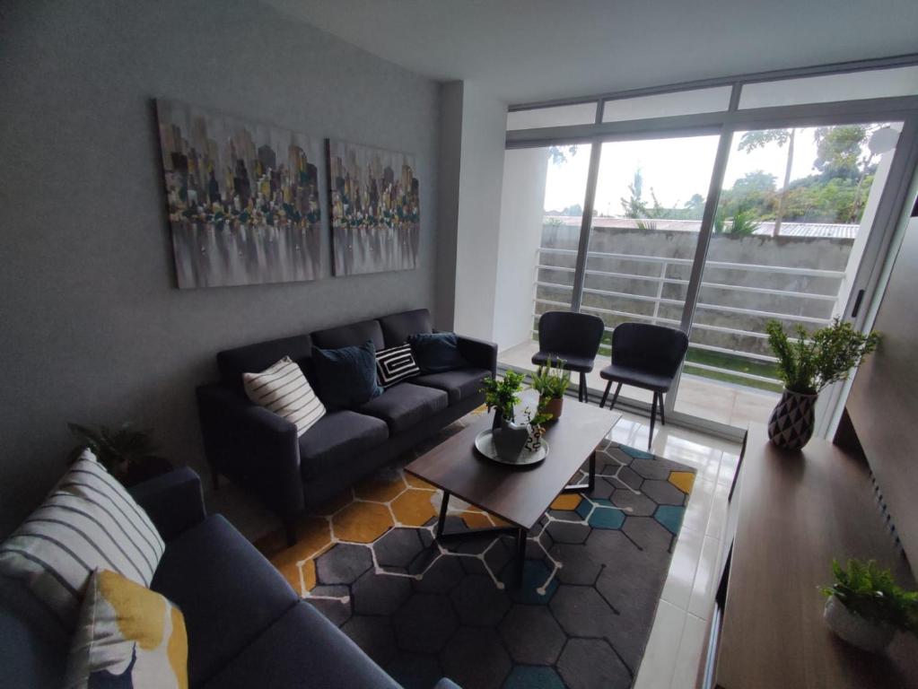 uma sala de estar com um sofá e uma mesa em Apartamentos a 10minutos del aeropuerto em Ciudad Radial