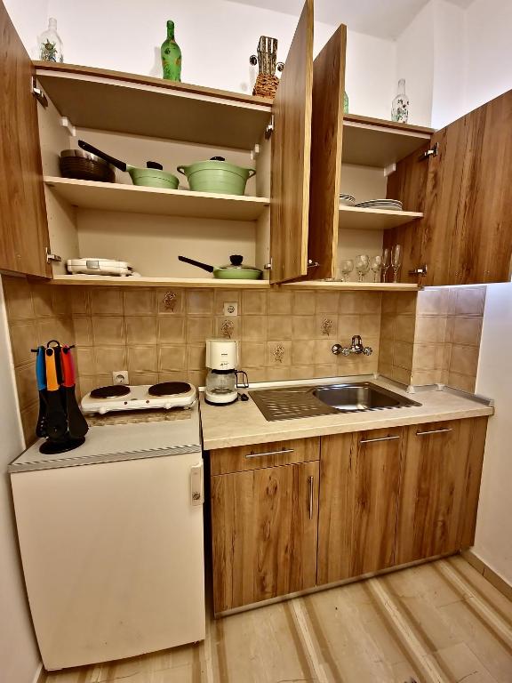 A kitchen or kitchenette at Alexandra Apartment 1