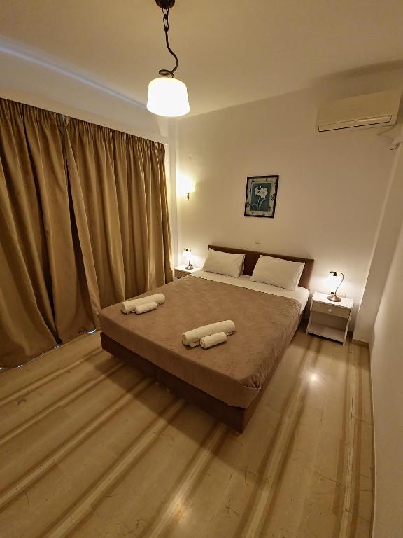 A bed or beds in a room at Alexandra Apartment 1