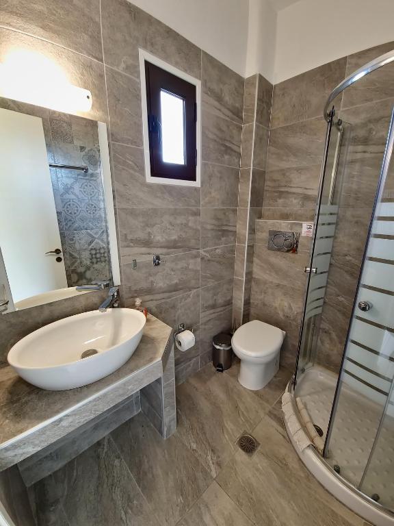 A bathroom at Alexandra Apartment 1