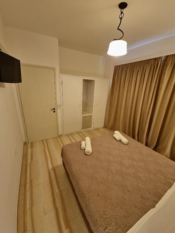 A bed or beds in a room at Alexandra Apartment 1