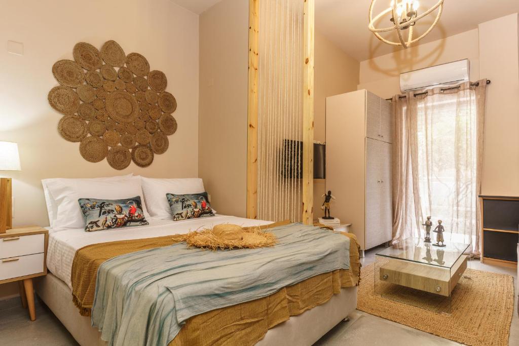 una camera con un grande letto e un lampadario a braccio di Amaria Studio a Heraklion