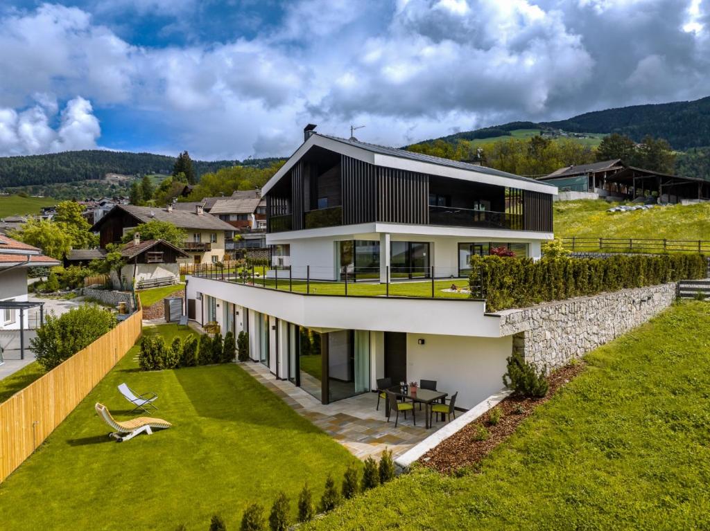 a house on a hill with a garden at Apartments Baumann Living in Rodengo