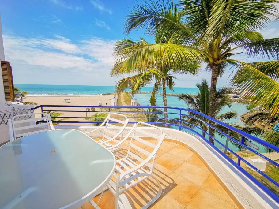 d'une table et de chaises sur un balcon donnant sur la plage. dans l'établissement Dep A23 En Casablanca, Frente al Mar Lindo Departamento, à Same