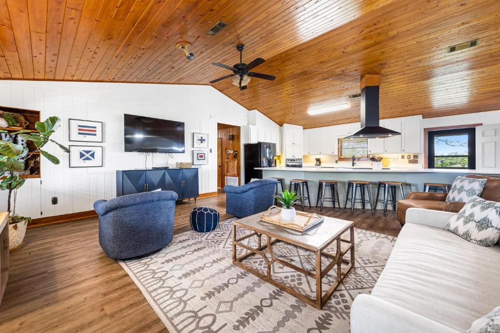 una sala de estar con un sofá y una mesa en Wolf Bay House, en Elberta