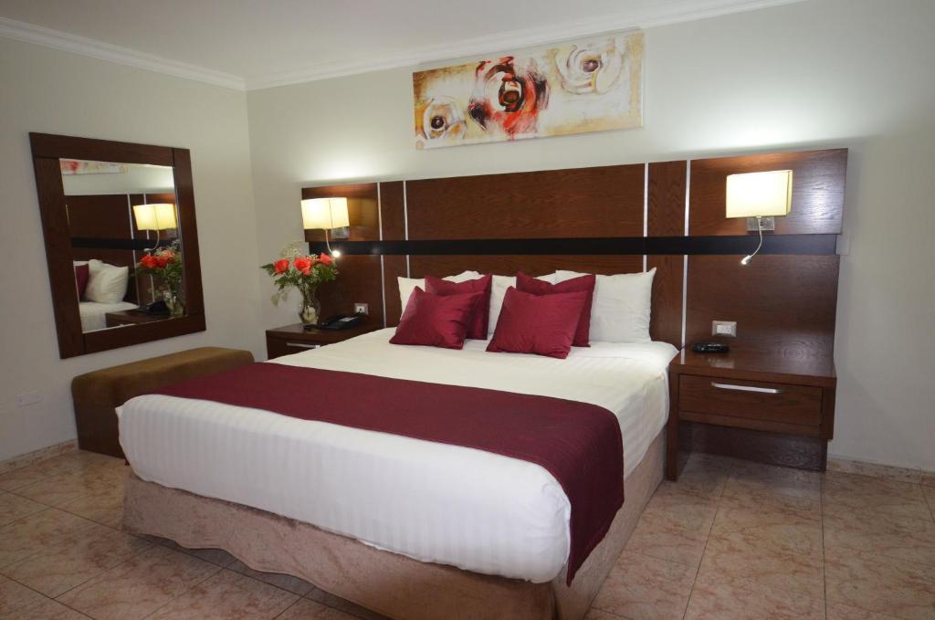 Una cama o camas en una habitación de Hotel Coral Suites