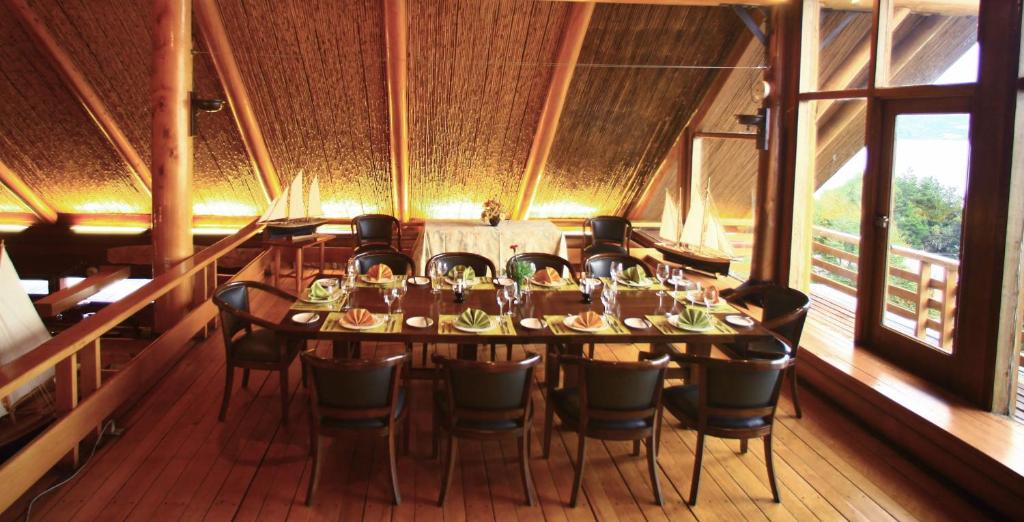 a dining room with a long table and chairs at Panamericana Hotel Ancud in Ancud