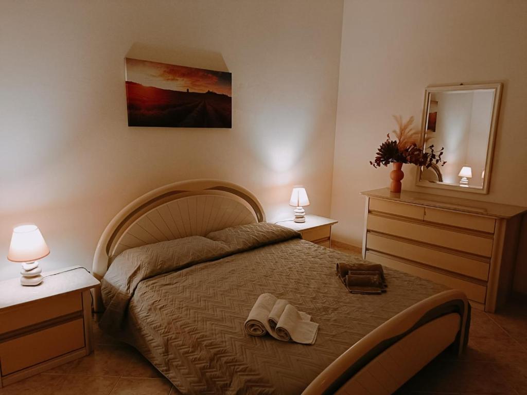 una camera da letto con un letto con due scarpe sopra di CASA VACANZE ALBA a Pozzallo