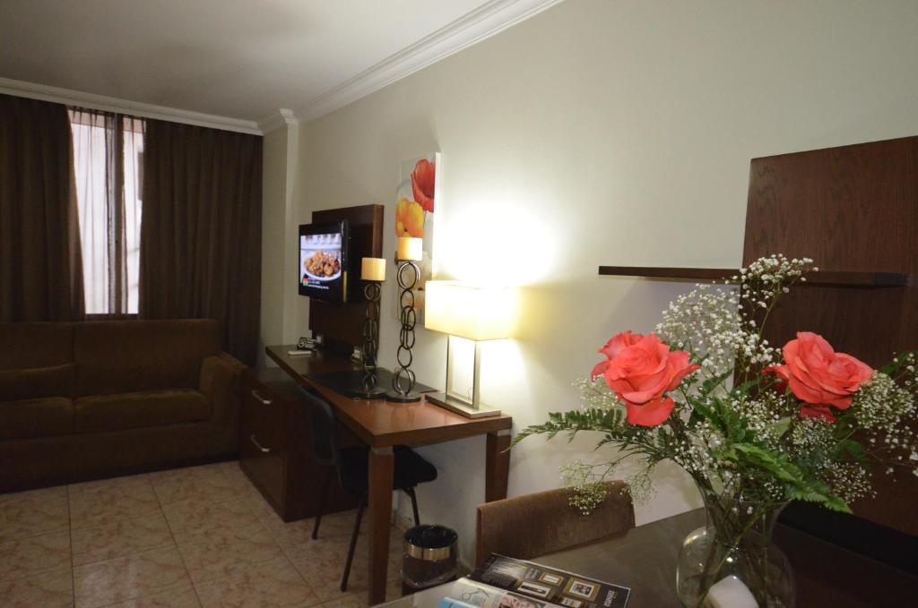 Una televisión o centro de entretenimiento en Hotel Coral Suites